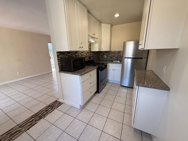 Building Photo - 2BD/1BA PB STYLE COTTAGE! LARGE EXCLUSIVE YARD! ASSIGNED PARKING!