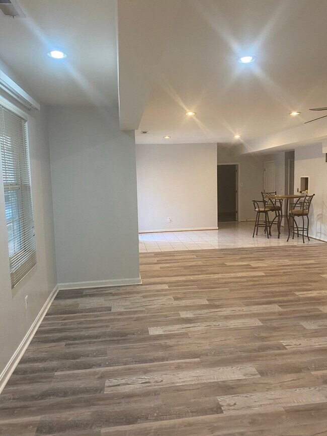 Foto del edificio - 14187 Darkwood Dr