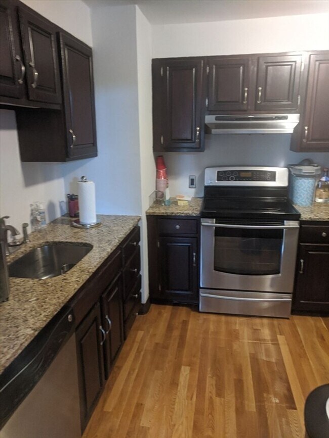 Building Photo - GREAT 2Br/1Bth in the heart of Brookline! Heat/Hot Water included in rent!
