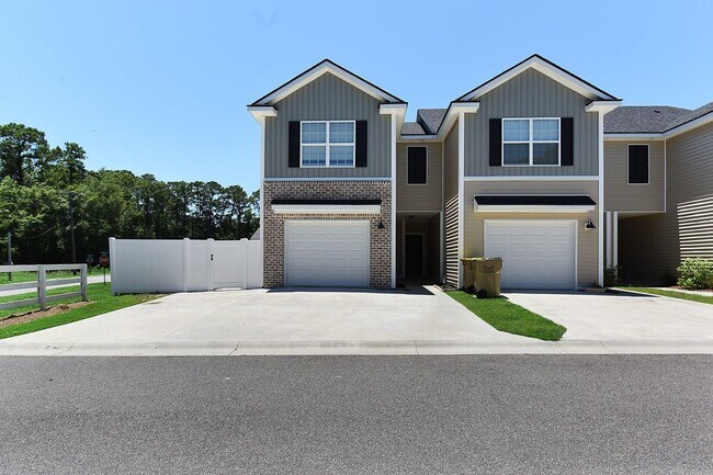 Foto del edificio - Custom designed 3 Bedroom + BONUS Townhome...