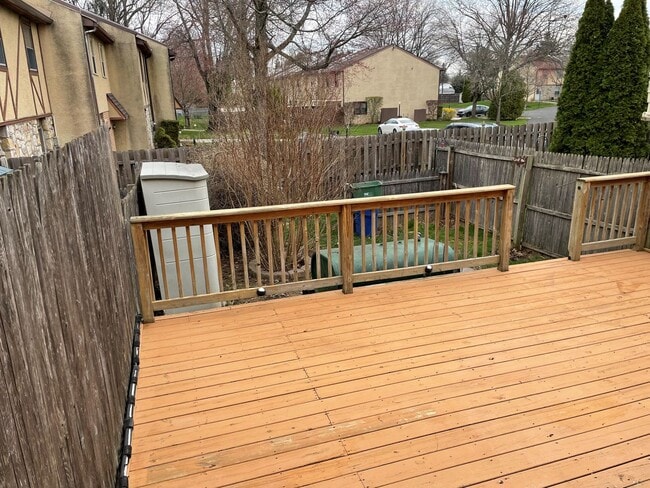 Building Photo - Beautiful fully renovated Townhomw 3 beds ...