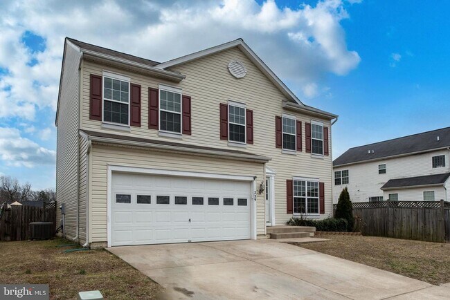 Building Photo - MINUTES TO QUANTICO - 6 BEDROOM HOME!