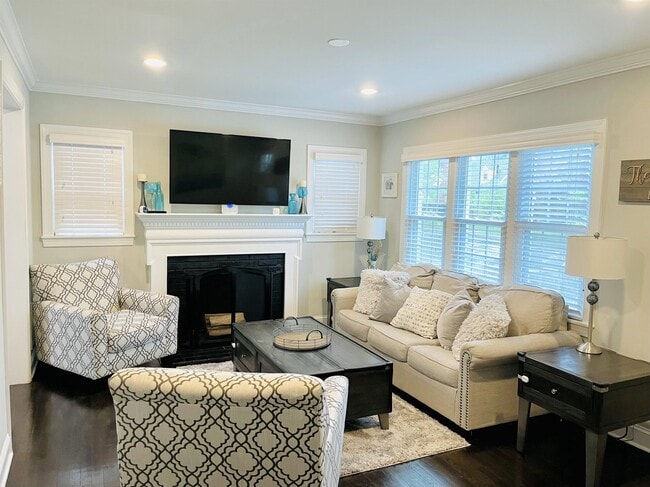 Building Photo - 2902 Meadow Ln