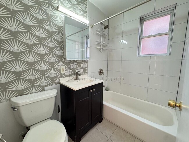 Foto del edificio - ** RENOVATED ** 4 BED ** 1 BATH ** PRIME LOCATION **