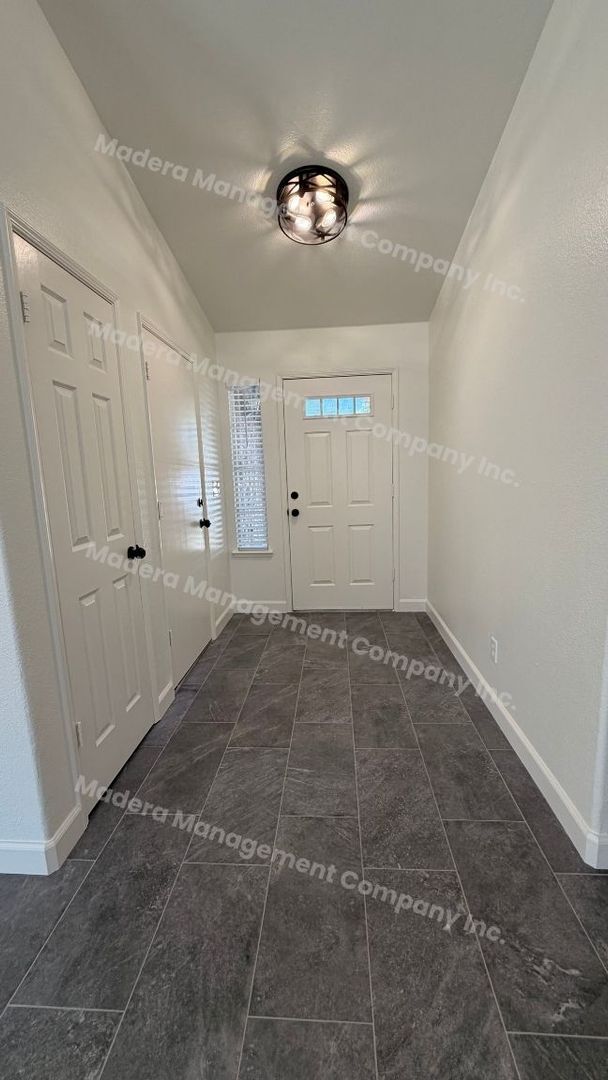 Building Photo - 4 Bed/ 2 Bath Available Now!