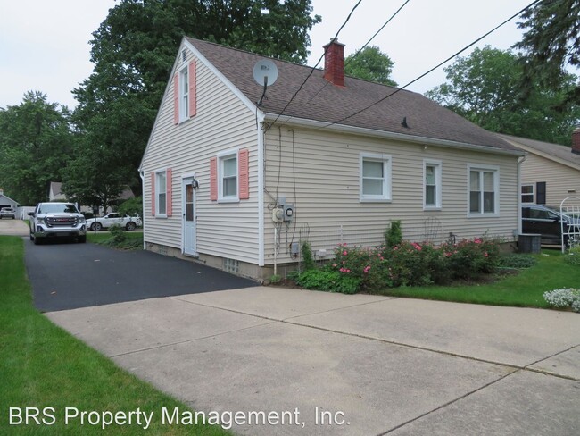 Building Photo - 3 br, 1 bath House - 163 Croswell St.
