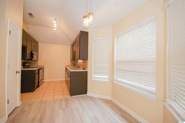 Building Photo - 102 Vistawood Ct