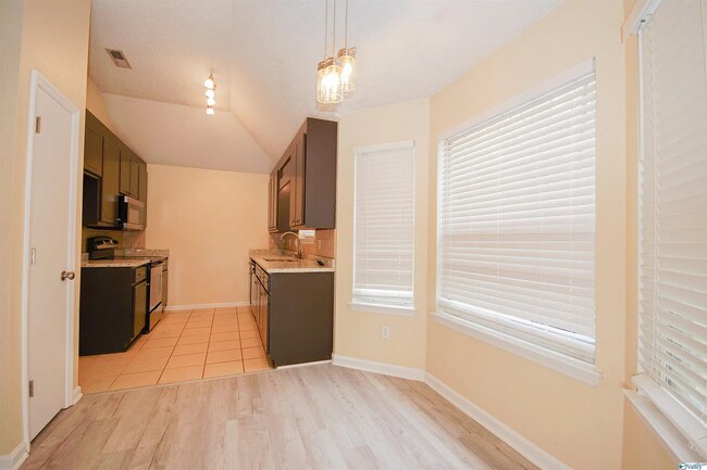 Foto del edificio - 102 Vistawood Ct