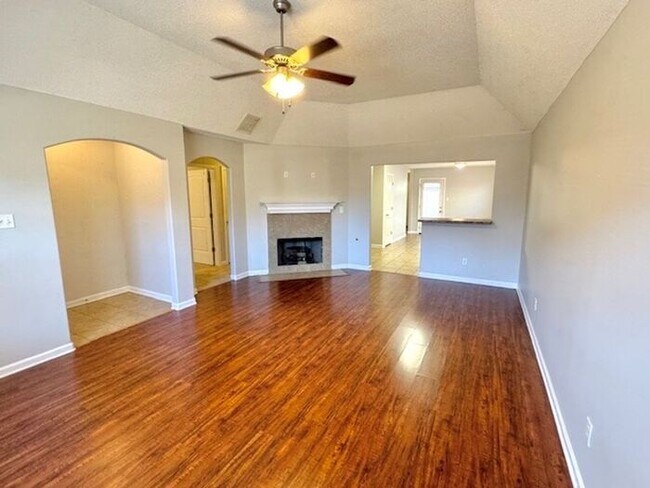 Foto del edificio - Now Leasing a 3 Bedroom 2 Bath Home In Cor...