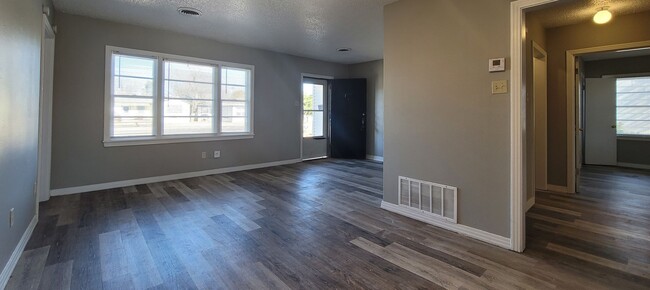 Foto del edificio - SPACIOUS 3/2 LOCATED IN CENTRAL LUBBOCK