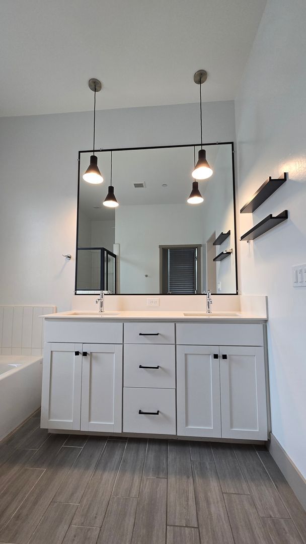 Building Photo - 9405 Parkwood Manor Dr