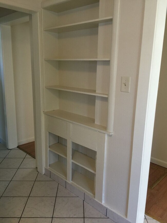 Building Photo - 2Bed/1Bath Single Family Home Located In Private Area Near East 14th St. San Leandro, Ca.