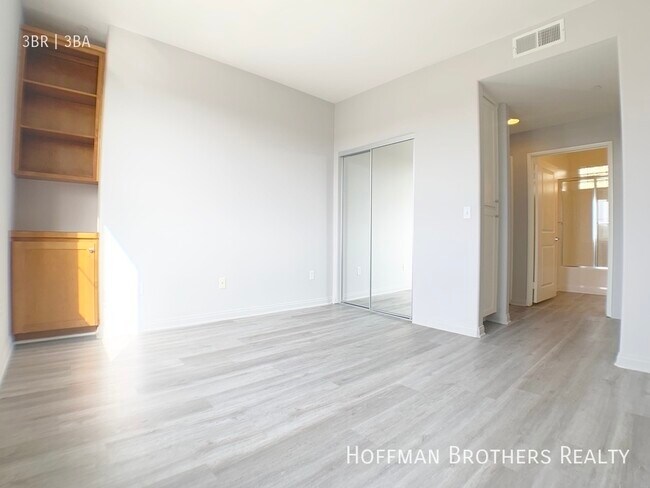 Foto del edificio - 7395 W Manchester Ave