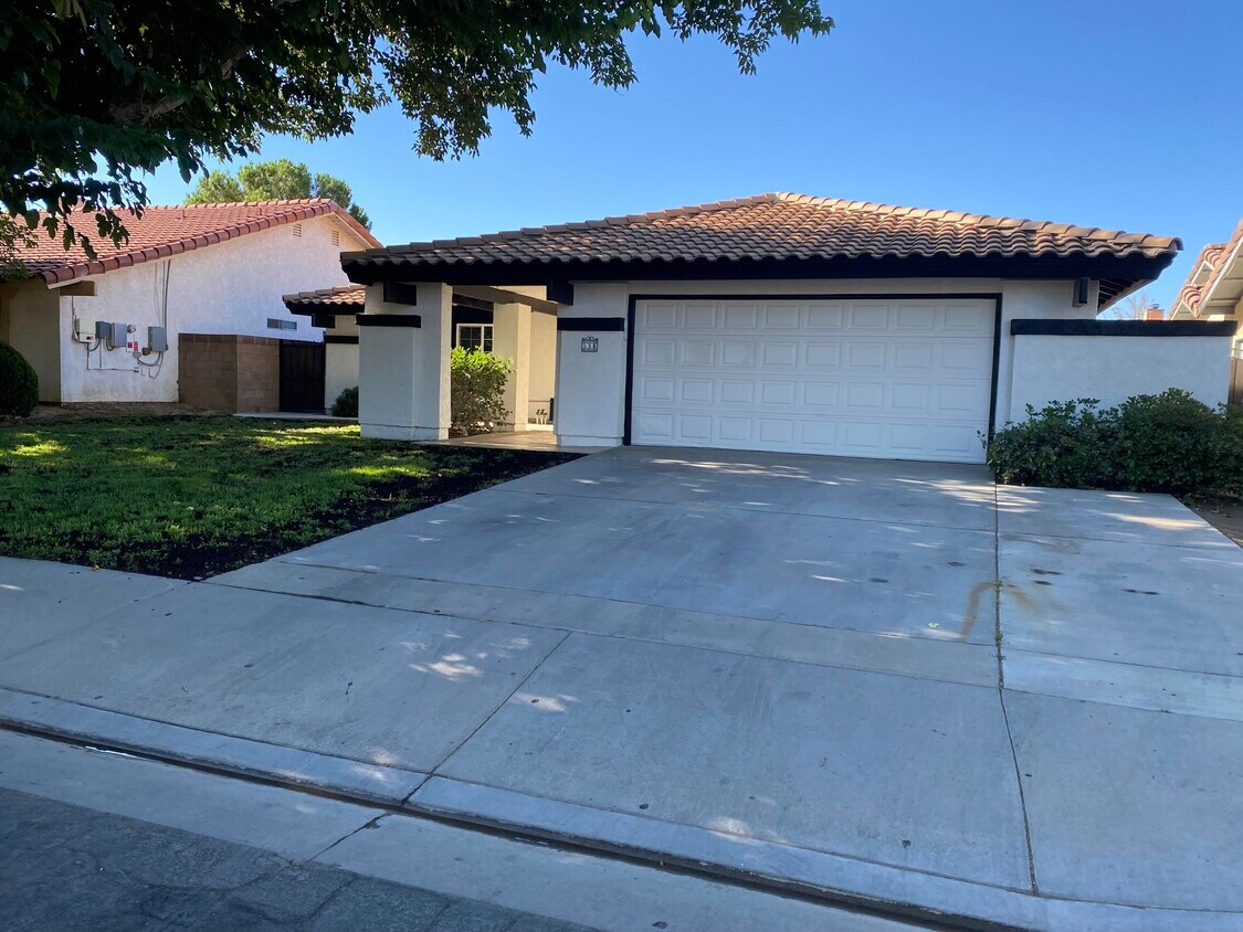 Foto principal - 536 W Ave J 12