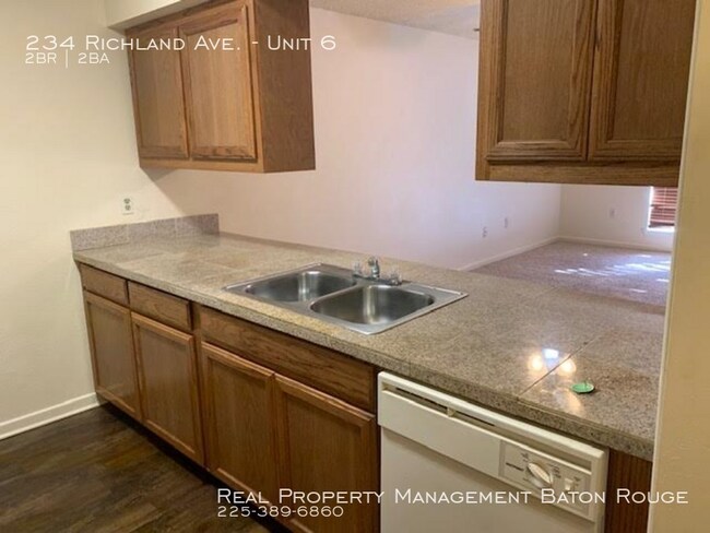 Building Photo - Great Apartment off Government!