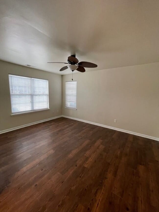 Building Photo - Beautifull 4 bedroom 2.5 bath townhouse wi...