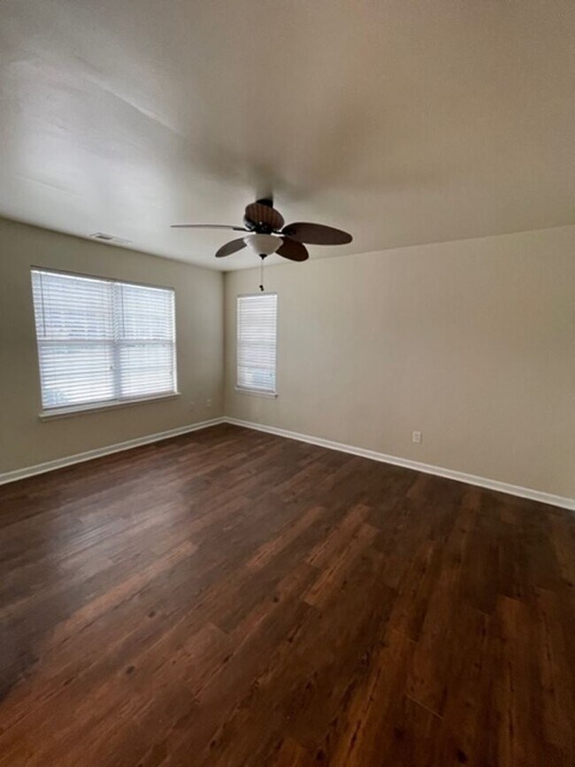 Foto del edificio - Beautifull 4 bedroom 2.5 bath townhouse wi...