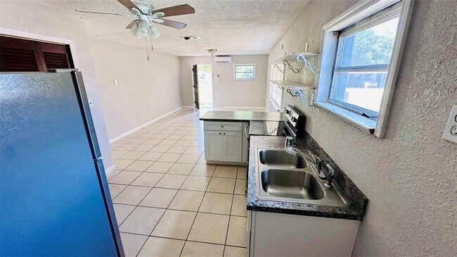 Foto del edificio - 1310 N Combee Rd