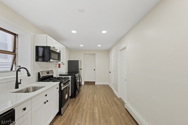 Building Photo - 86 Farnham Ave
