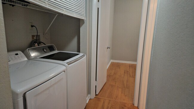 Foto del edificio - 9121 W Sunrise Blvd