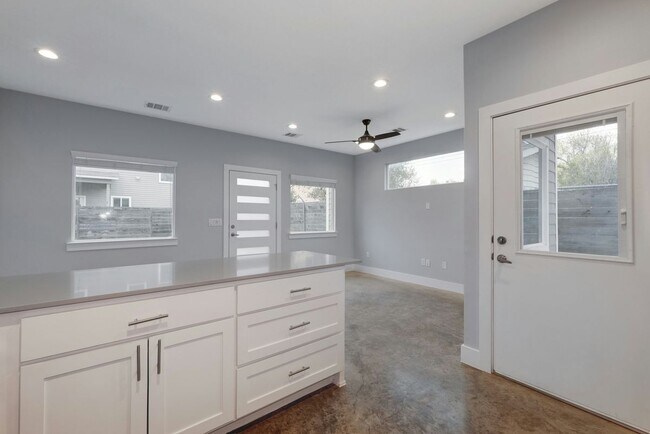 Foto del edificio - 6902 Carver Ave