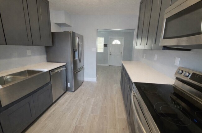 Cocina (Vista a la sala) - 1744 SW 3rd St