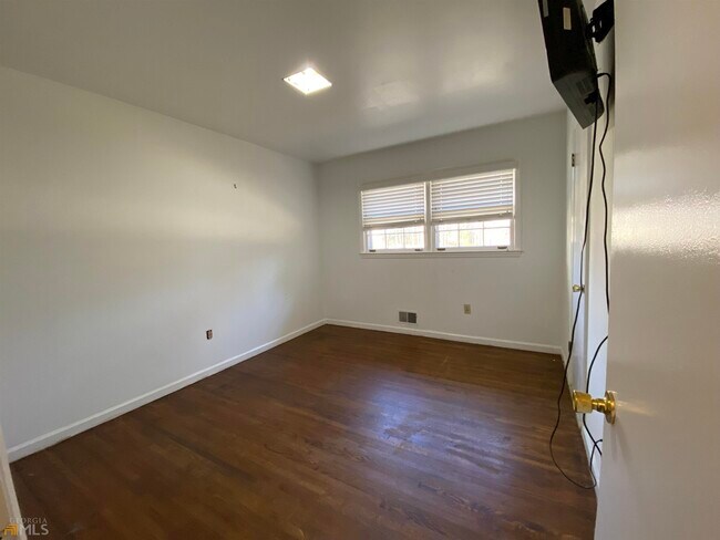Building Photo - 135 Hillsdale Dr