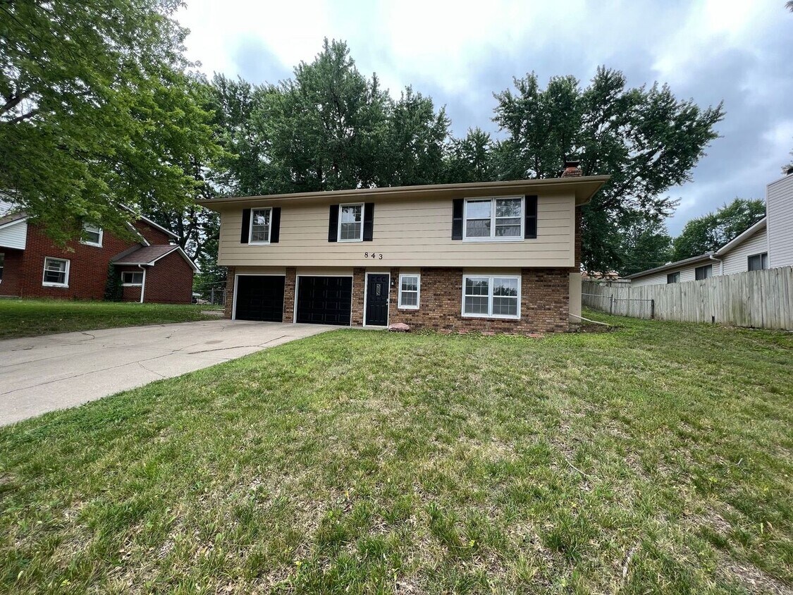 Foto principal - Beautiful Home with Two Living Rooms and Plenty of Outdoor Space