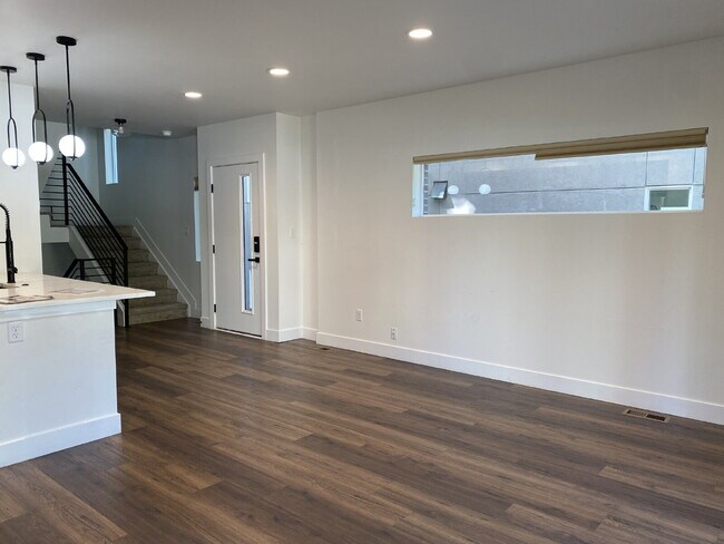 Foto del edificio - Beautiful, newer (2024) townhome in the de...