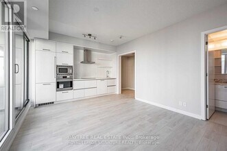 Building Photo - 2221 Yonge St