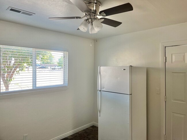 Building Photo - 610 S 200 E  4 Plex