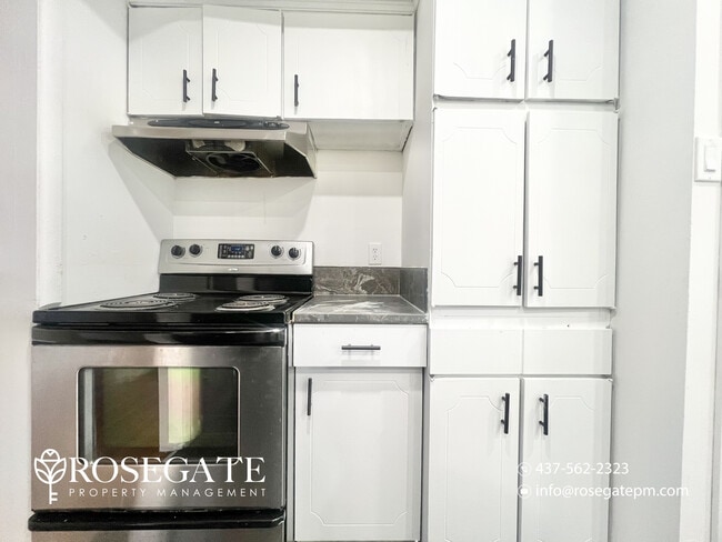 Photo du bâtiment - Charming 3-Bedroom Detached Home with 2 Parking Spaces in London