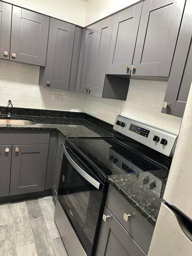 Building Photo - 3825 N Pine Grove Ave