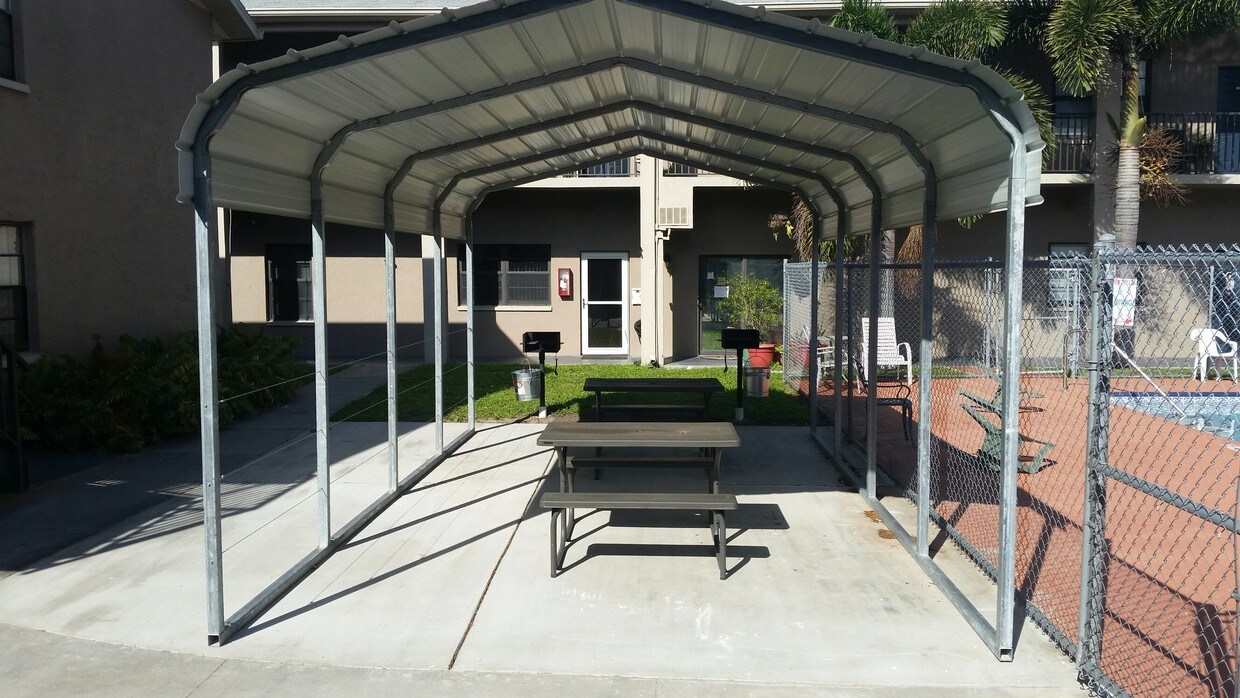 Foto del edificio - 7800 Belcher Rd