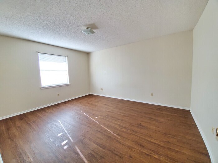 Building Photo - 2 bedroom 2 bath 2 car gargage