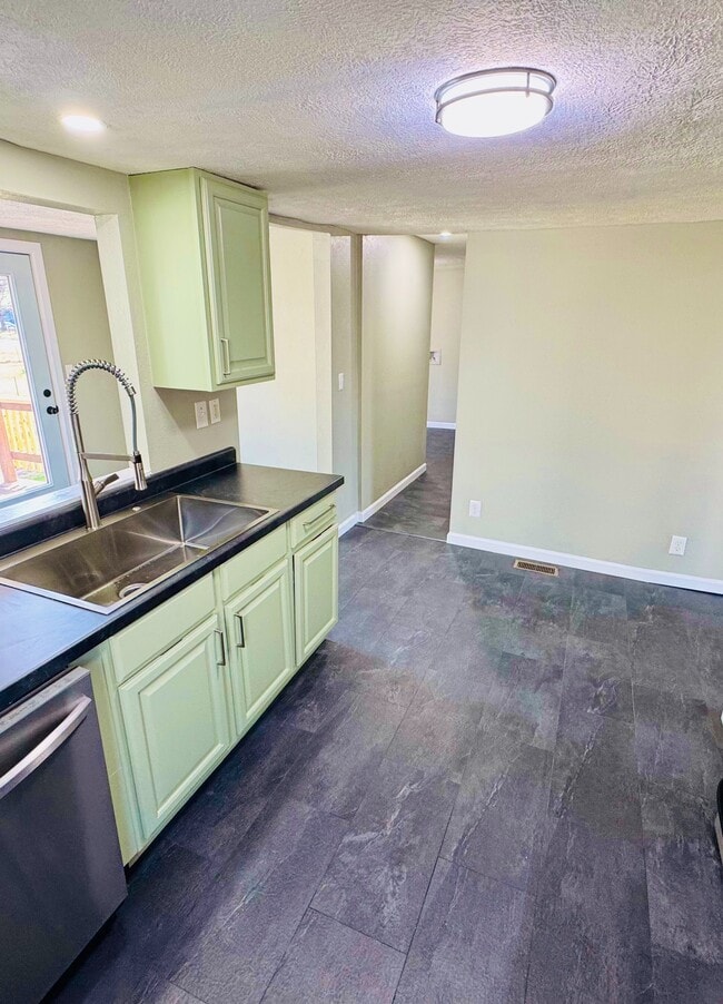 Building Photo - 1324 W Walnut St