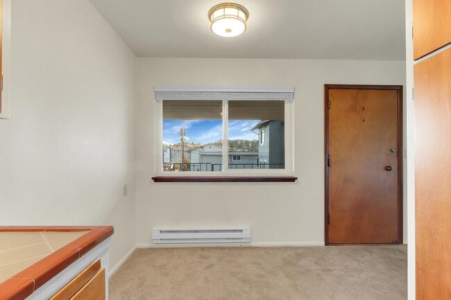 Vista desde la cocina al comedor. - Birch Tree Apartments