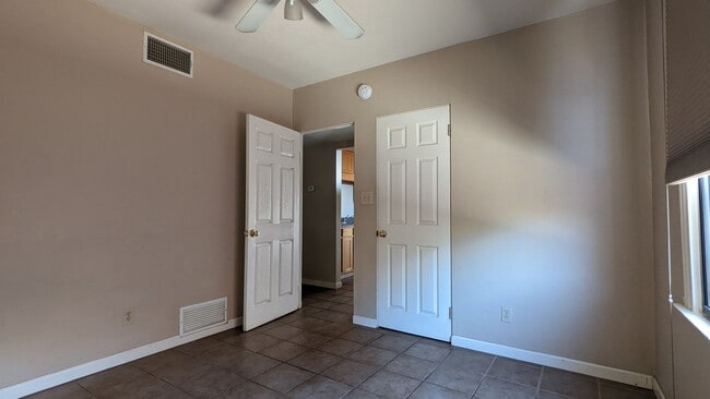 Building Photo - Duplex Unit for Rent