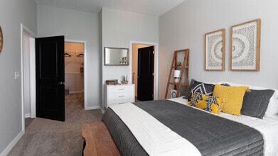 2BR,2BA,-The New Hampshire - Constitution