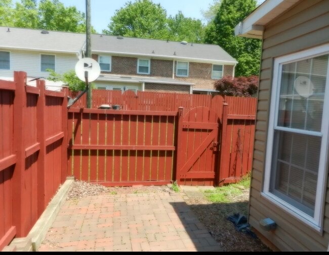 Building Photo - 3915 Valley Ct