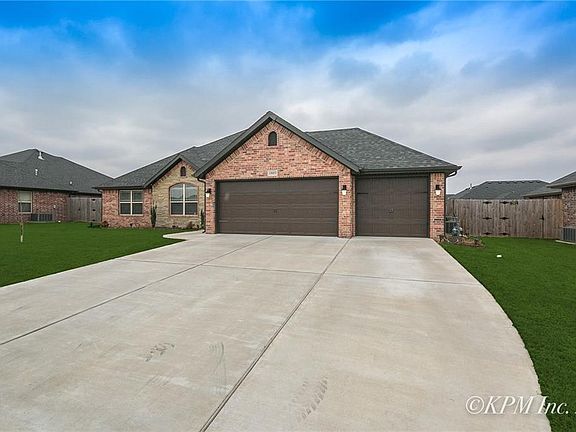 3 Bed/2 Bath/3 Car Garage - 1805 SW Cypress St