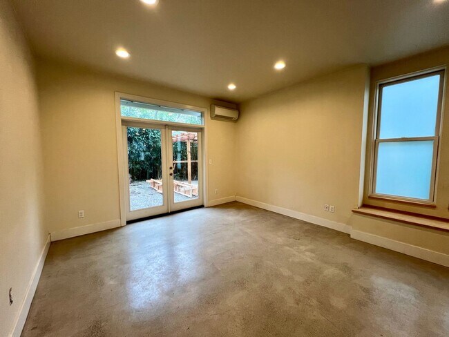 Foto del edificio - Roomy/Modern Two-Story, 1 Bedroom + Office and 1 Bath Home, Private Patio, Air Conditioning, Wash...