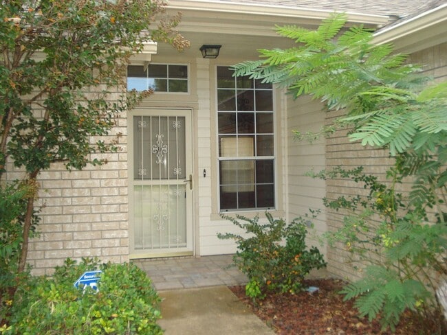 Building Photo - 2405 Creek Dr