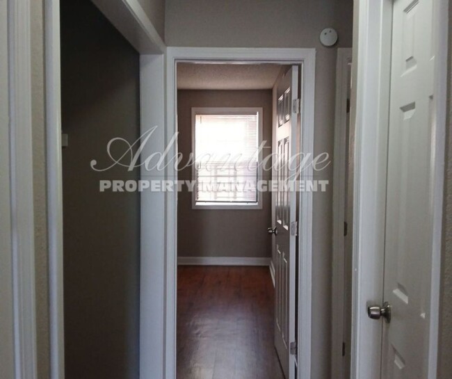 Foto del edificio - Newly painted 2 bedroom 1 bath duplex - Fr...