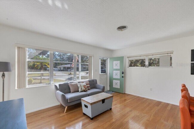 Building Photo - 2575 Hillview St