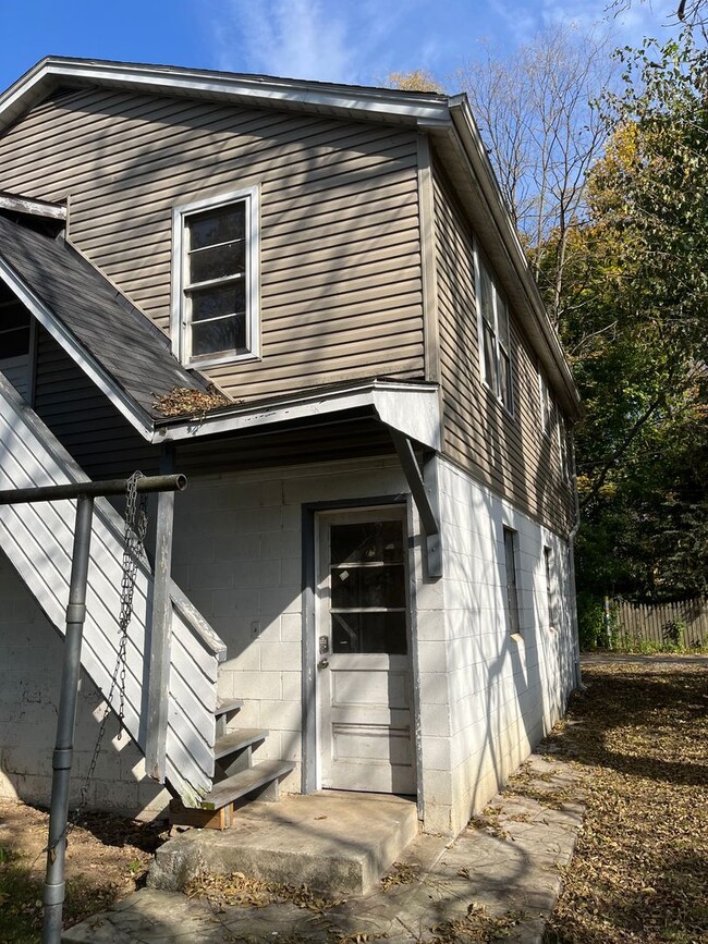 Building Photo - 202 1/2-127 1/2 N Penn St
