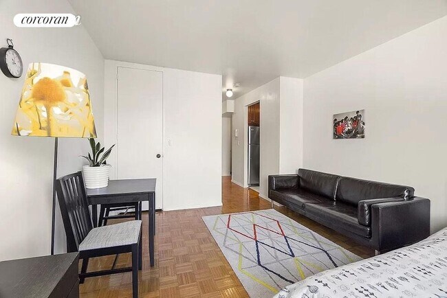 Foto del edificio - 393 W 49th St