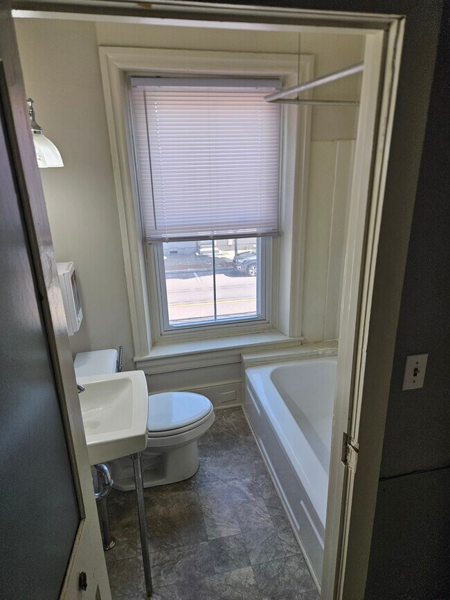 Baño - 18 E Main St