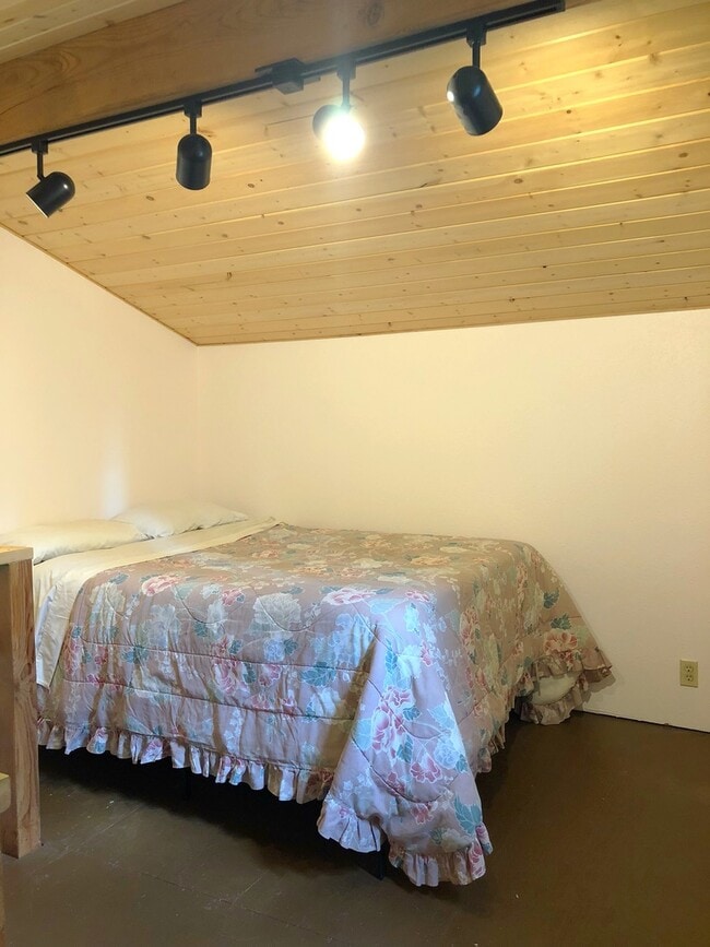 Building Photo - CHARMING CABIN