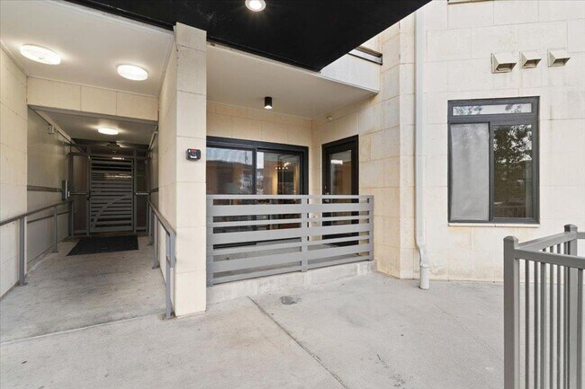 Foto del edificio - 3600 S Lamar Blvd